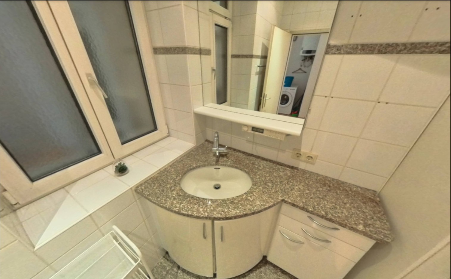 Friends in Flats, image size:1515x938