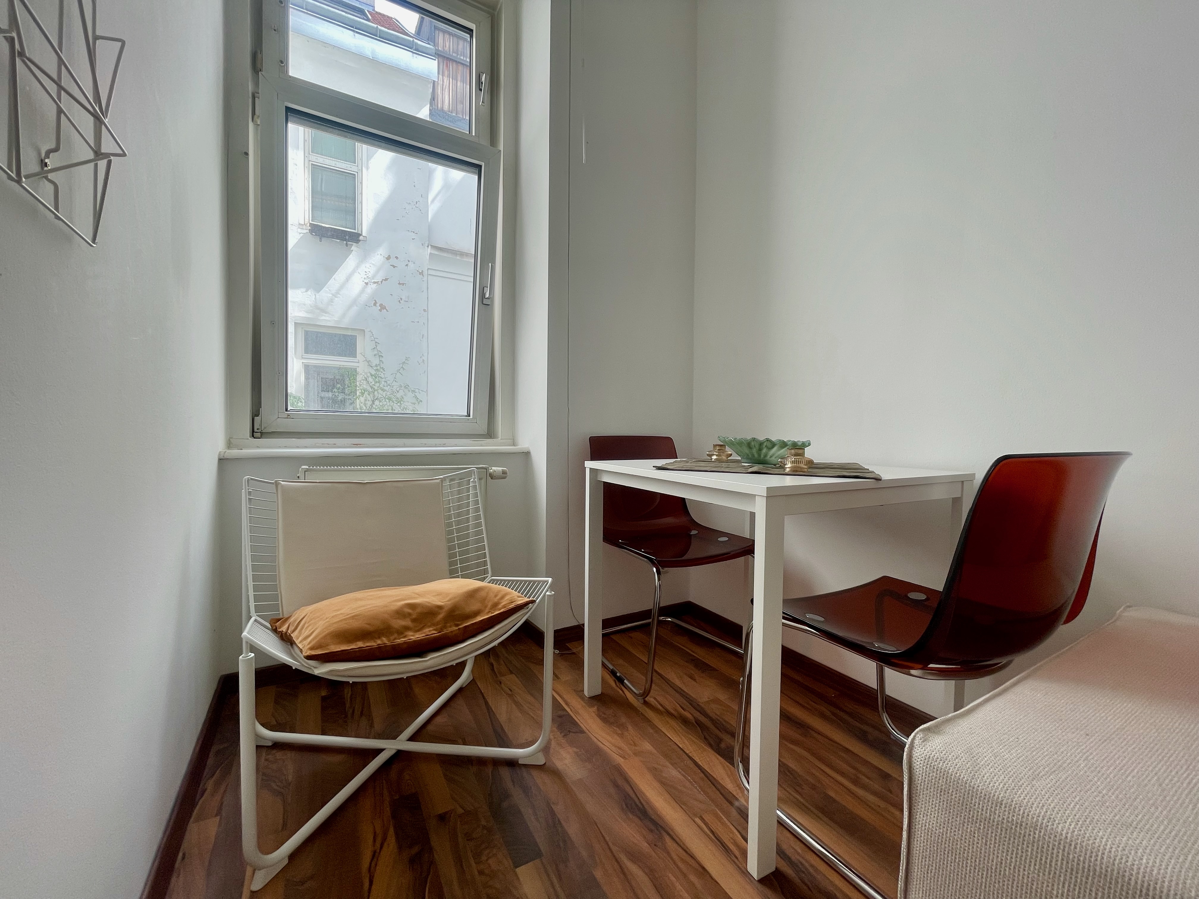 Friends in Flats, image size:4032x3024